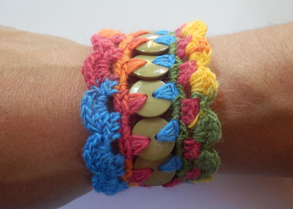 Mehrreihiges, schnell gehäkeltes Armband mit Knopfleiste am Handgelenk
