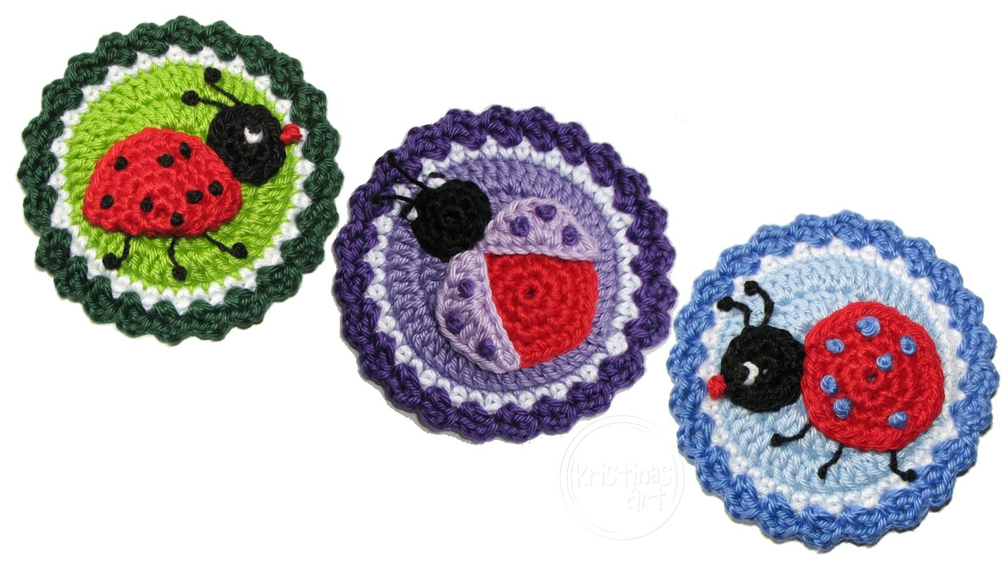 Drei gehäkelte runde Applikationen mit Marienkäfern in Rot, Lila und Hellblau