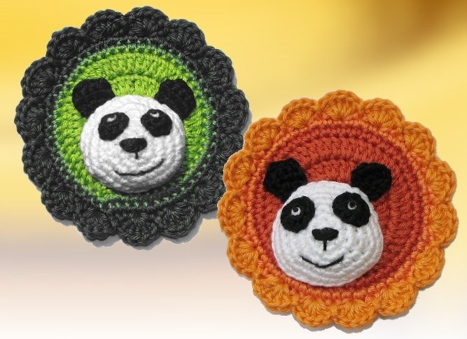 Zwei gehäkelte runde Panda-Applikationen mit blütenförmigem Rand in grün-grau und orange-braun