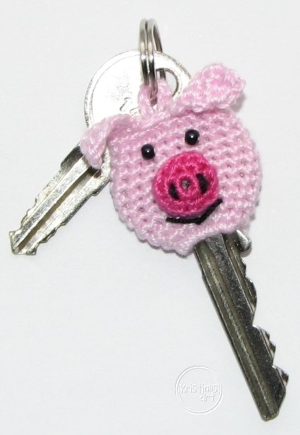 Rosa gehäkelter Schweine‑Schlüsselanhänger am Schlüsselbund