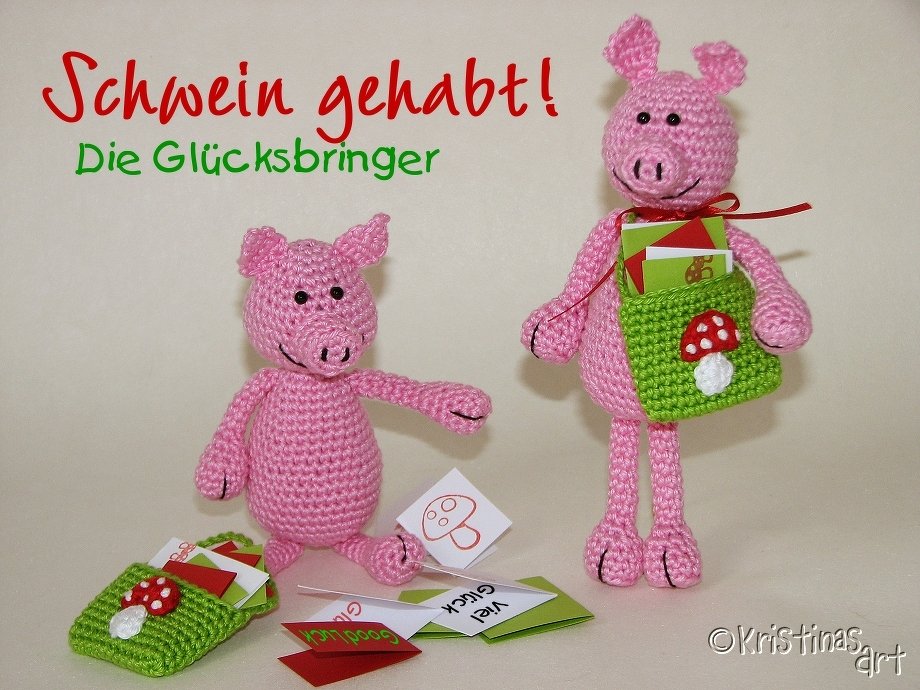Zwei rosa gehäkelte Glücksschweine, eines stehend mit grüner Pilztasche, das andere sitzend