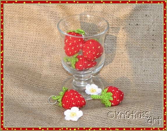 Häkelanleitung Erdbeere mit Blüte - Schlüsselanhänger - 2 Varianten