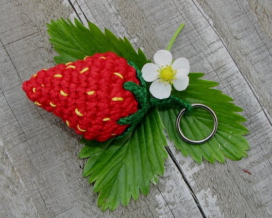 Häkelanleitung Erdbeere mit Blüte - Schlüsselanhänger - 2 Varianten