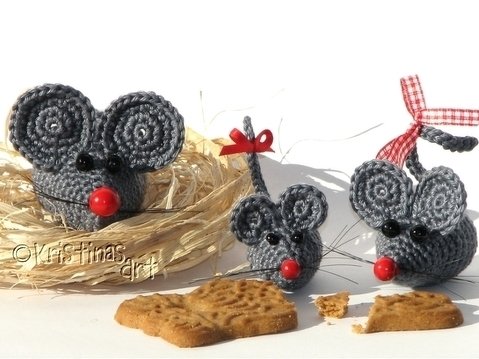 Drei schnell gehäkelte graue Amigurumi‑Mäuse mit roten Nasen, zwei an karierten Bändern