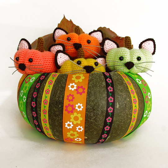 Amigurumi pattern for Halloween pumpkin cat. Crochet Halloween souvenir