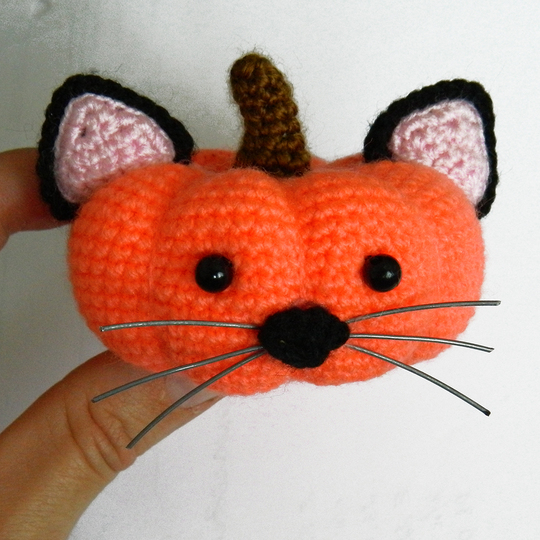 Amigurumi pattern for Halloween pumpkin cat. Crochet Halloween souvenir
