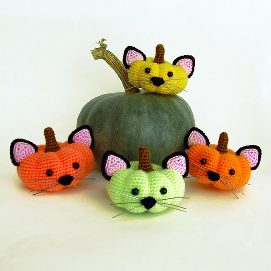 Amigurumi pattern for Halloween pumpkin cat. Crochet Halloween souvenir