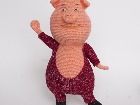 Amigurumi pattern for a dancing Gunter pig. Crochet piglet