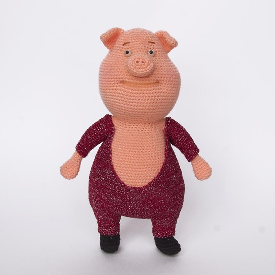 Amigurumi pattern for a dancing Gunter pig. Crochet piglet