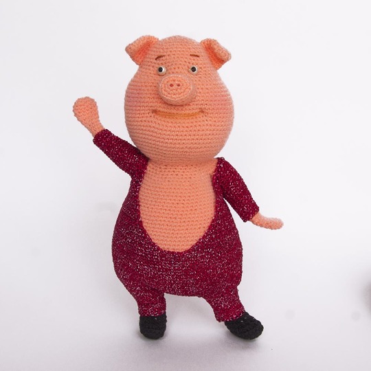 Amigurumi pattern for a dancing Gunter pig. Crochet piglet