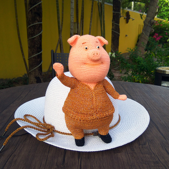 Amigurumi pattern for a dancing Gunter pig. Crochet piglet