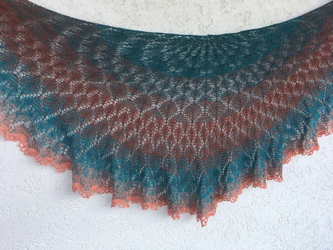 Halbrundes Stricktuch in Petrol, Türkis und Rostbraun mit feinem Lochmuster und lachsfarbenem Saum