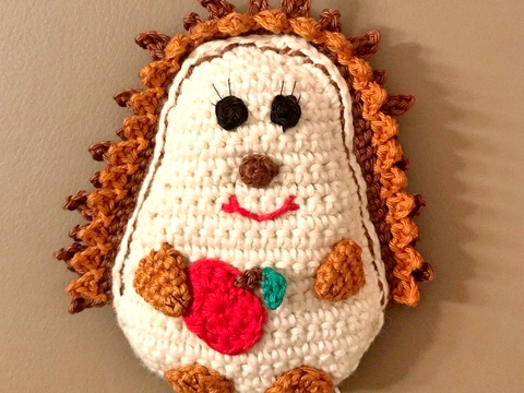 Igel „Emilia“ mit Apfel und Pilz