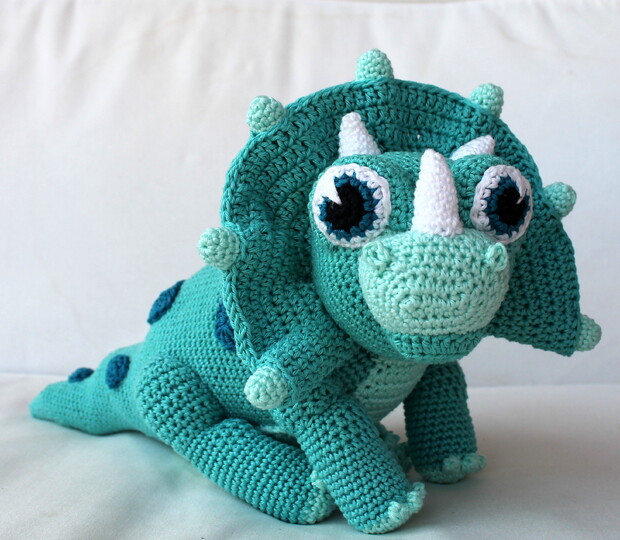 Crochet a Dinosaur – a Triceratops with Frill and Horns (EN & DE)