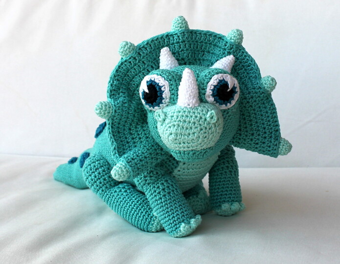 Crochet a Dinosaur – a Triceratops with Frill and Horns (EN & DE)