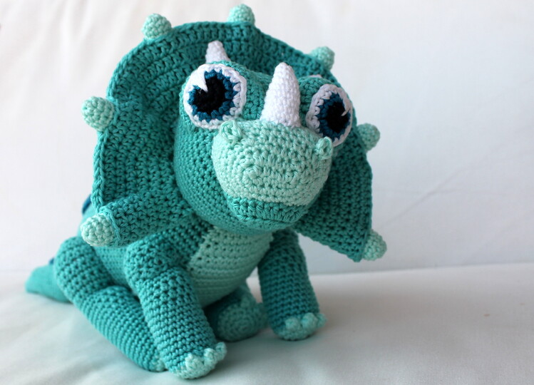 Crochet a Dinosaur – a Triceratops with Frill and Horns (EN & DE)