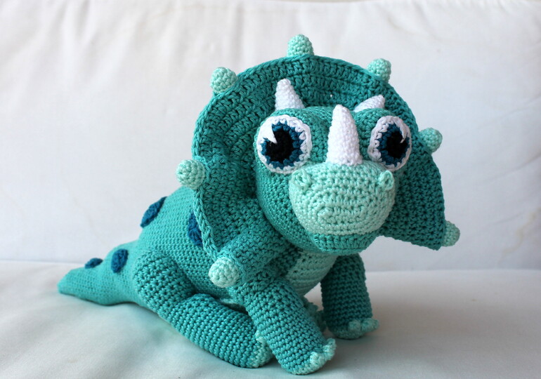 Crochet a Dinosaur – a Triceratops with Frill and Horns (EN & DE)