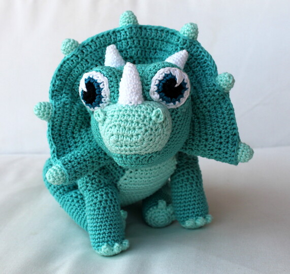 Crochet a Dinosaur – a Triceratops with Frill and Horns (EN & DE)