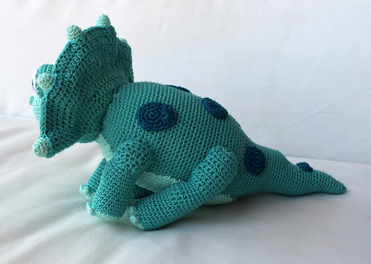 Dino häkeln – ein Triceratops mit Nackenschild und Hörnern (DE & EN)
