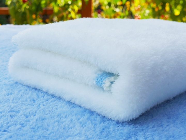 Flauschige Babydecke - gestrickt mit kleinem Häkelrand