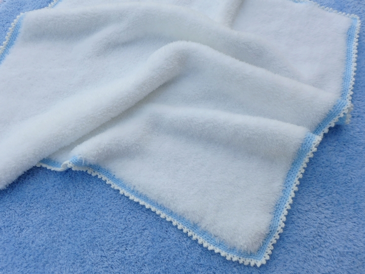 Flauschige Babydecke - gestrickt mit kleinem Häkelrand