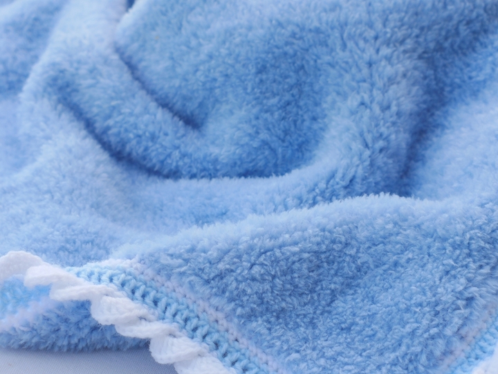 Flauschige Babydecke - gestrickt mit kleinem Häkelrand