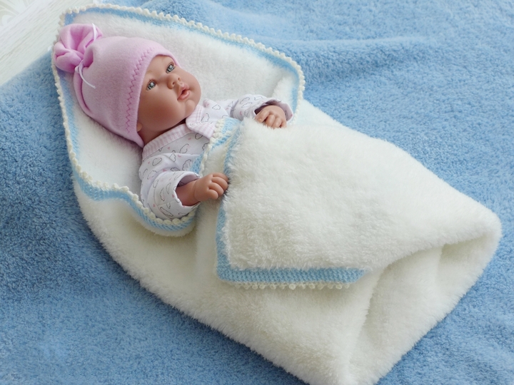 Flauschige Babydecke - gestrickt mit kleinem Häkelrand