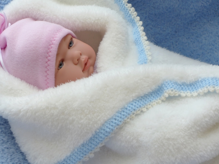 Flauschige Babydecke - gestrickt mit kleinem Häkelrand