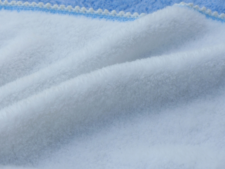 Flauschige Babydecke - gestrickt mit kleinem Häkelrand