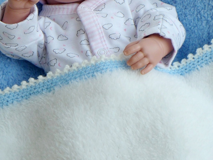 Flauschige Babydecke - gestrickt mit kleinem Häkelrand