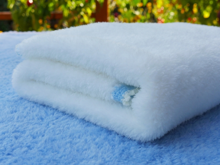 Flauschige Babydecke - gestrickt mit kleinem Häkelrand