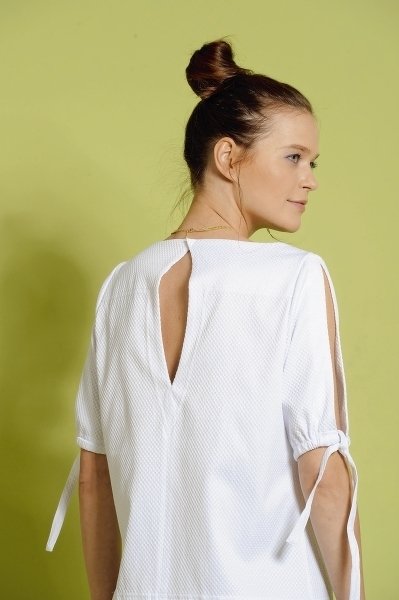 Weiße Bluse mit geschlitzten Ärmeln