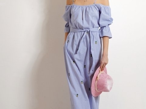 Gestreiftes, bodenlanges Off-Shoulder-Kleid