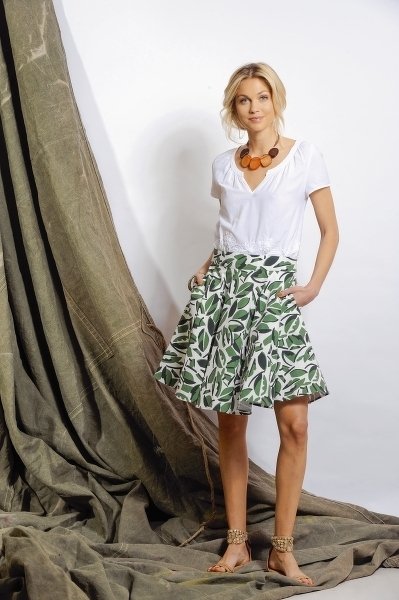 Kurzer Tellerrock grün-weiß gemustert