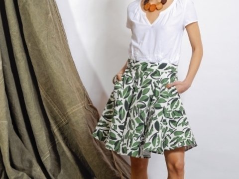Kurzer Tellerrock grün-weiß gemustert
