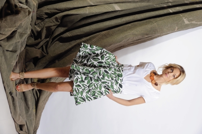 Kurzer Tellerrock grün-weiß gemustert