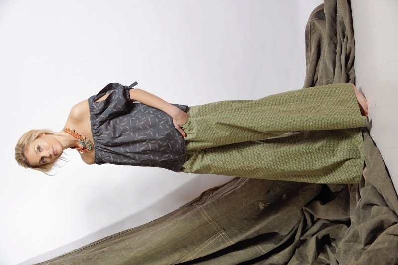 Weite Hose im grafischen Druck