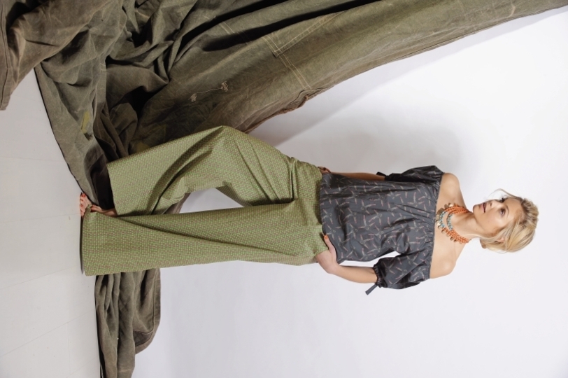 Weite Hose im grafischen Druck