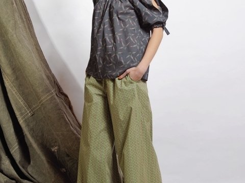 Weite Hose im grafischen Druck