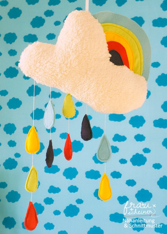 Selbstgenähtes Wolken-Mobile aus flauschigem Stoff mit Regenbogenapplikation und bunten Stofftropfen