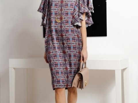 Gerade fallendes Seidenkleid mit Libellendruck und Tellerärmel