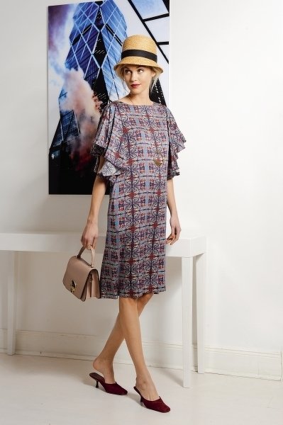 Gerade fallendes Seidenkleid mit Libellendruck und Tellerärmel - Bild 2