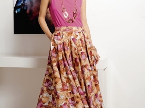 Buntgemusterter Tellerrock mit Kellerfalten in Midi-Länge