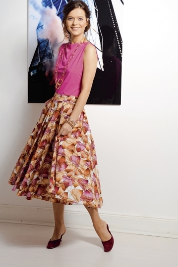 Buntgemusterter Tellerrock mit Kellerfalten in Midi-Länge