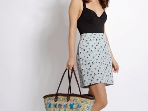 Kurzer Gummizug-Rock aus Musselin mit Schwalben-Muster