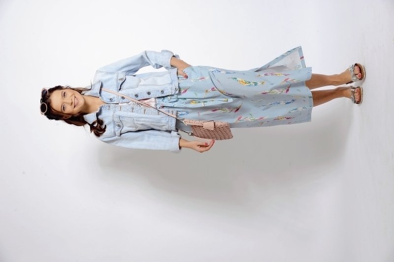 Hellblauer Gummizug-Rock mit Feder-Motiv in Midi-Länge