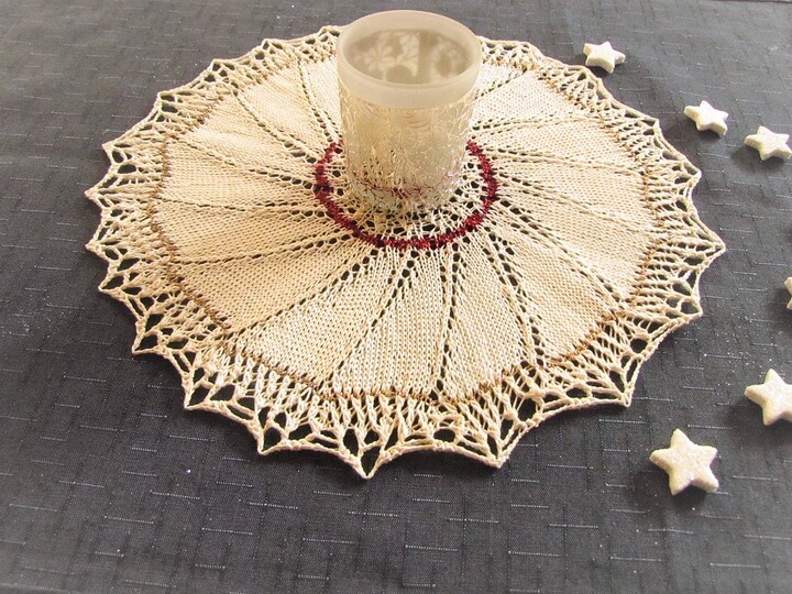 Strickanleitung _        Deckchen Bell