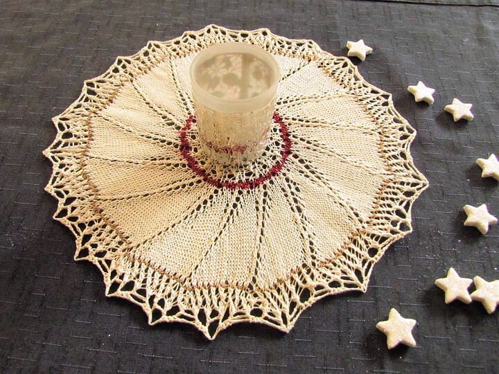 Strickanleitung _        Deckchen Bell