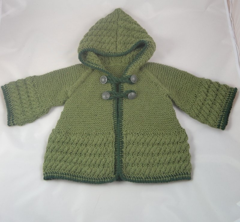 Gestrickte Babyjacke mit Raglanärmeln, Kapuze und Knebelknöpfen