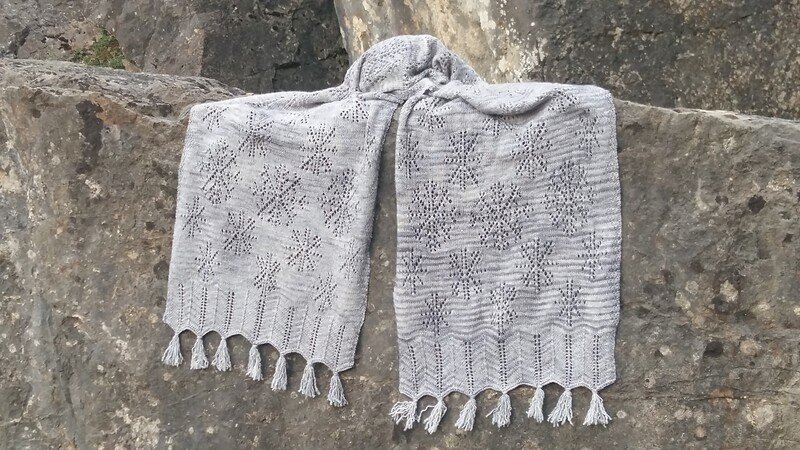 Knitting pattern scarf "snowflakes"